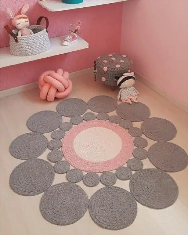 Modelo de tapete cinza e rosa de crochê redondo