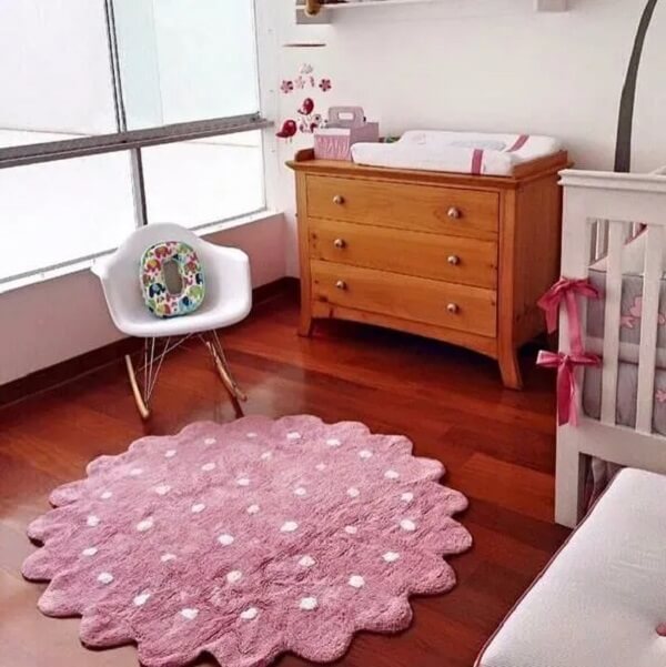 Quarto de bebê com tapete fofo em tons de rosa e branco