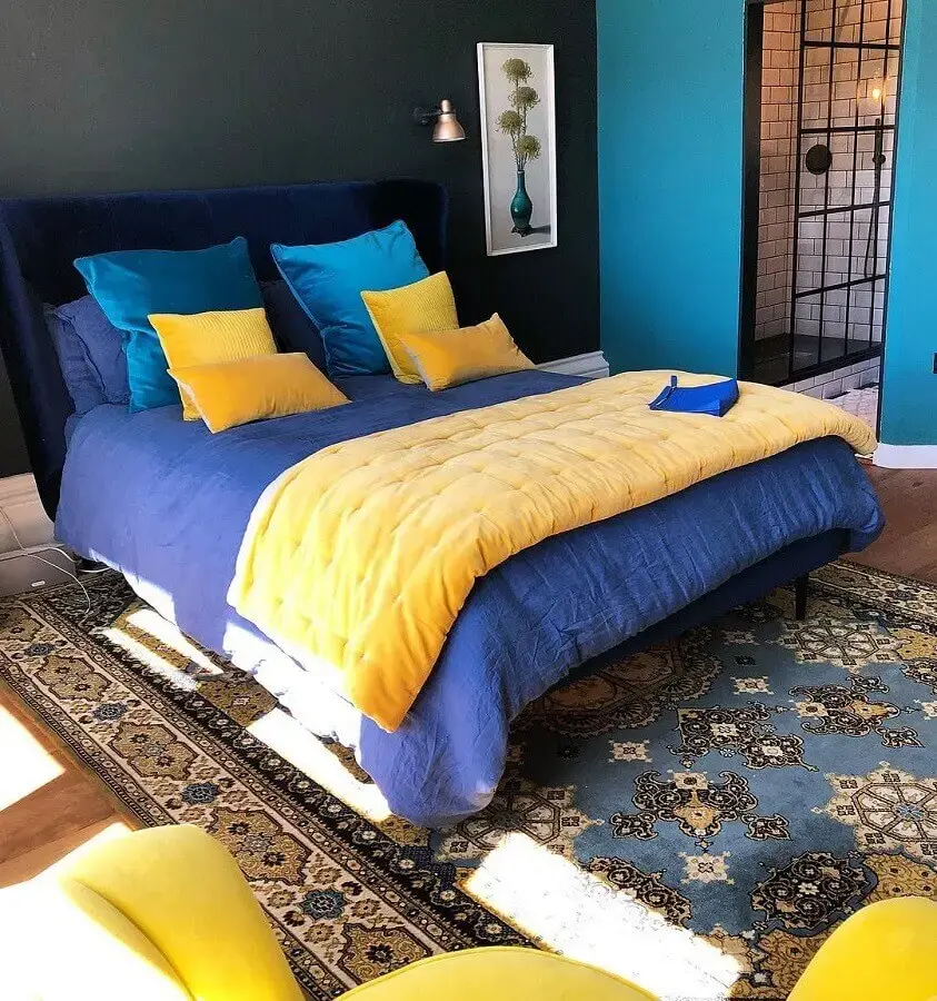 tons de amarelo e azul para decoração de quarto de casal Foto Amy Wilson