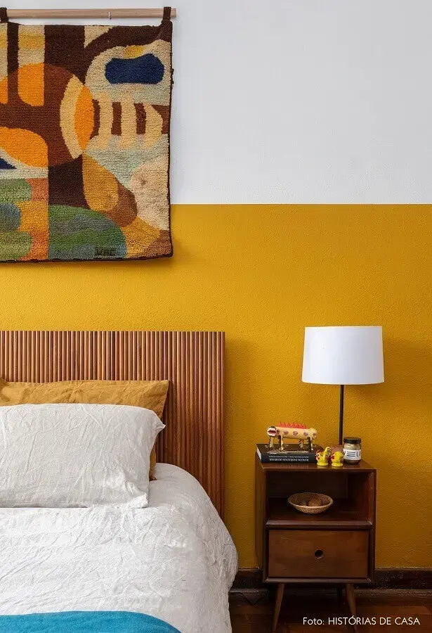 tons de amarelo para decoração de quarto com criado mudo e cabeceira de madeira Foto Histórias de Casa
