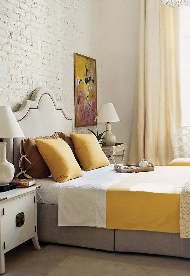 tons de amarelo para decoração de quarto com parede de tijolinho Foto Pinterest