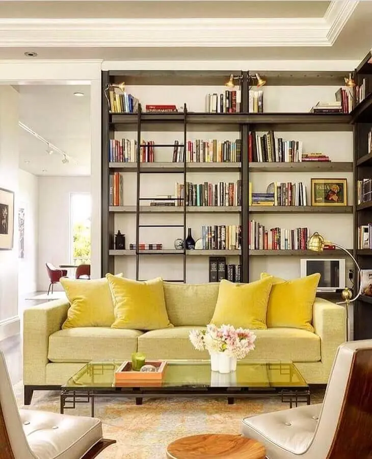tons de amarelo para decoração de sala com estante de livros Foto Pinterest
