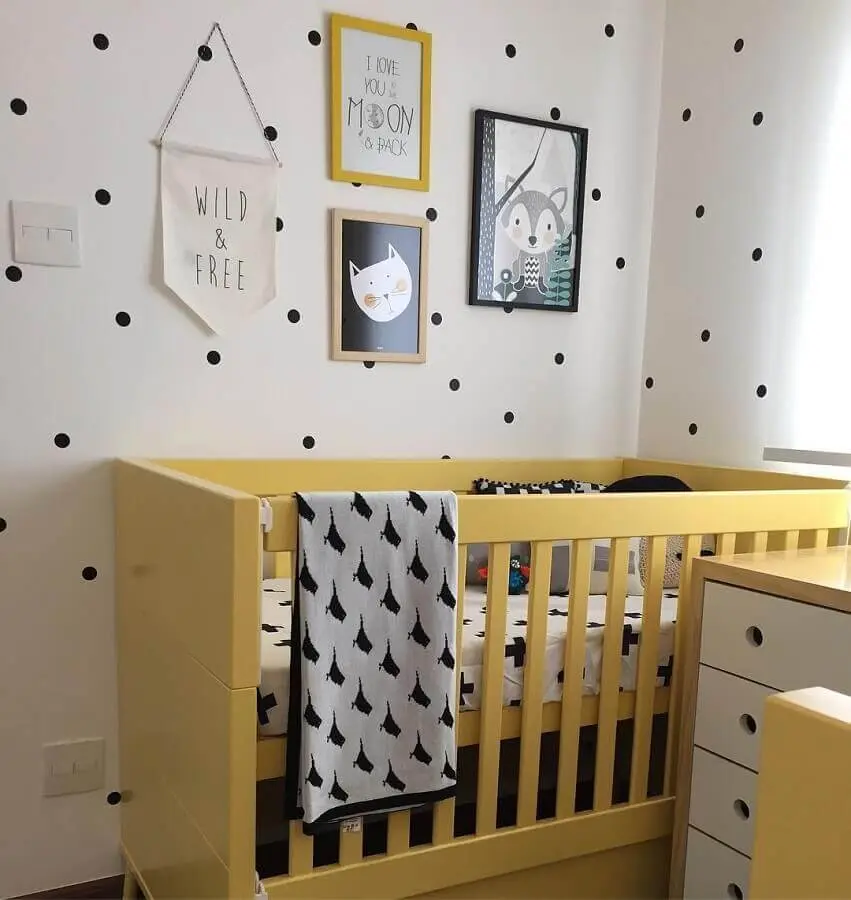 tons de amarelo para quarto de bebê decorado com papel de parede de bolinhas pretas Foto Gabi Marques Arquitetura