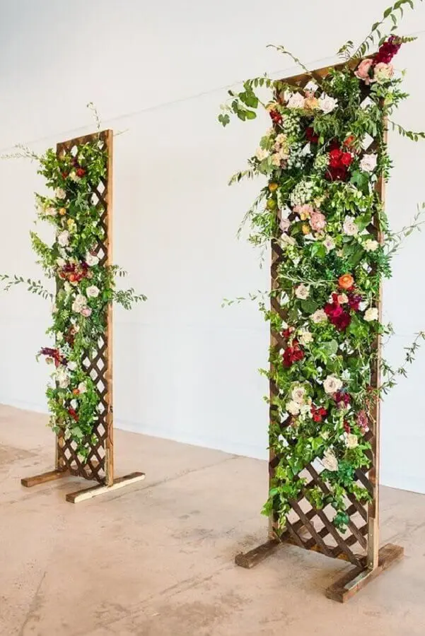 treliça de madeira decorada com flores Foto Kaila Cales Photography