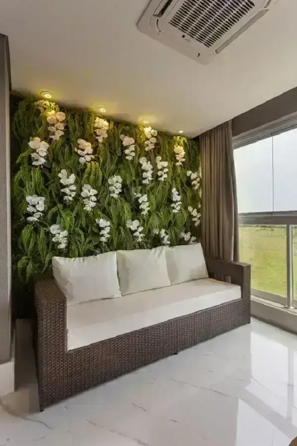 varanda decorada com parede verde e flores brancas Foto Iara Kílaris Designer de Interiores e Paisagista