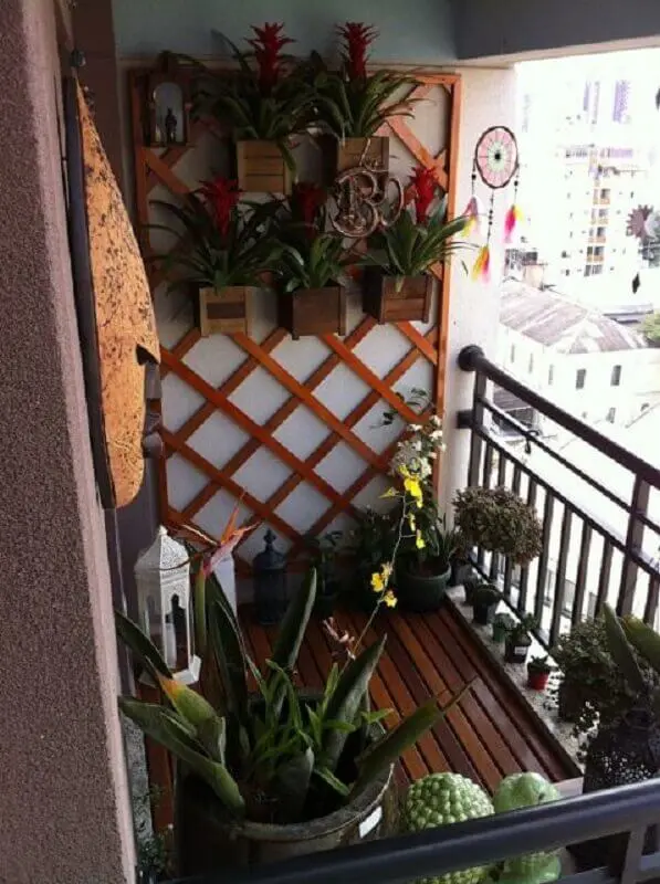 varanda pequena decorada com treliça de madeira com vasos Foto Pinterest
