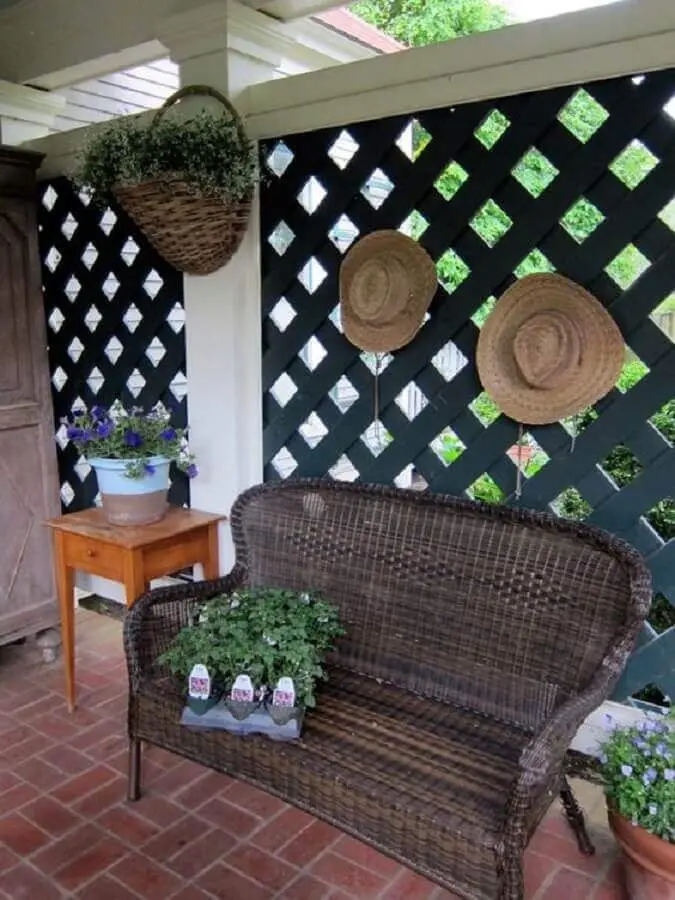 varanda simples decorada com treliça de madeira pintada de preta Foto Urban Gardens