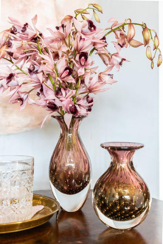 Vaso murano com flores na mesma cor