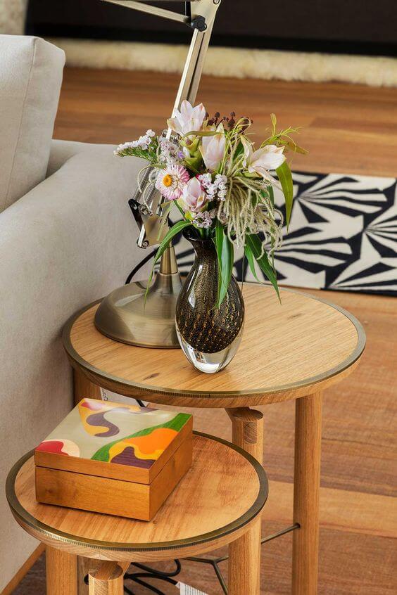 Vaso murano na mesa lateral do sofá