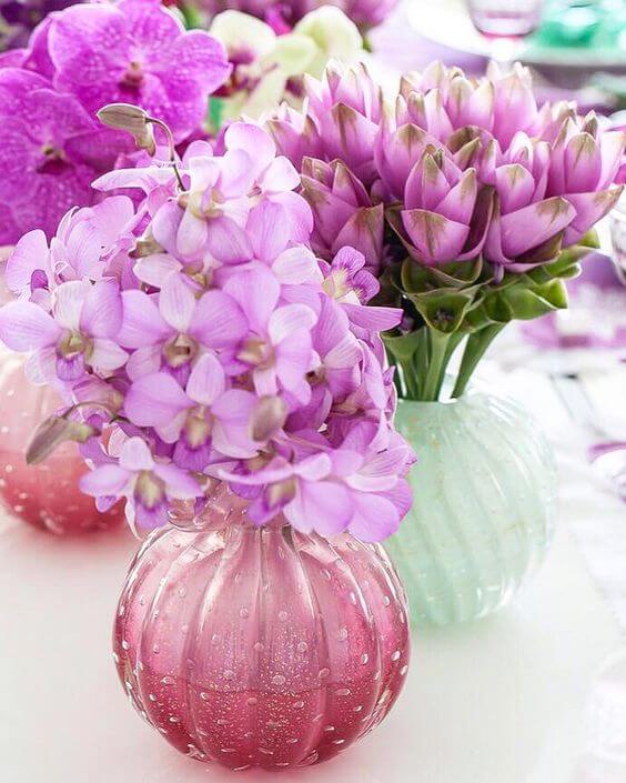 Flores lilás com lindos vasos de cristal murano