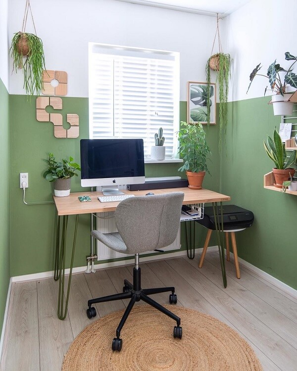 Utilize plantas para compor a decoração do escritório planejado pequeno