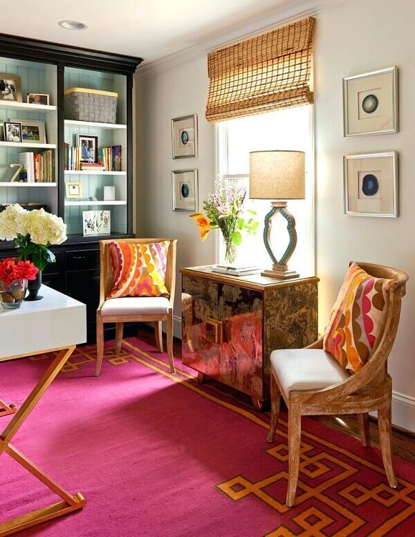 Ambiente descontraído com cadeiras de madeira e tapete rosa pink