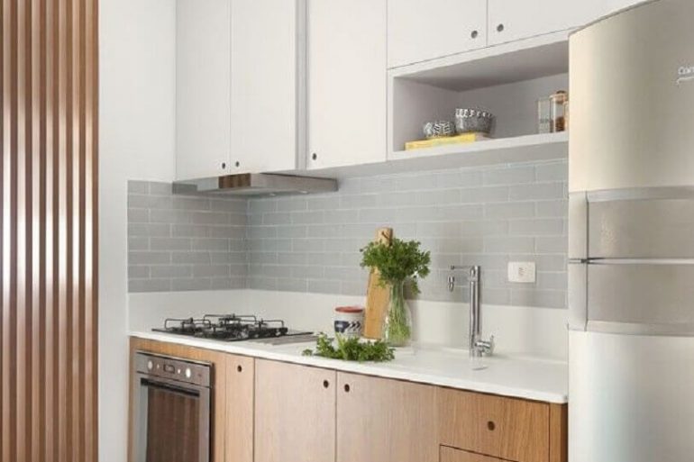 armário de cozinha planejada branco e de madeira Foto Pinterest