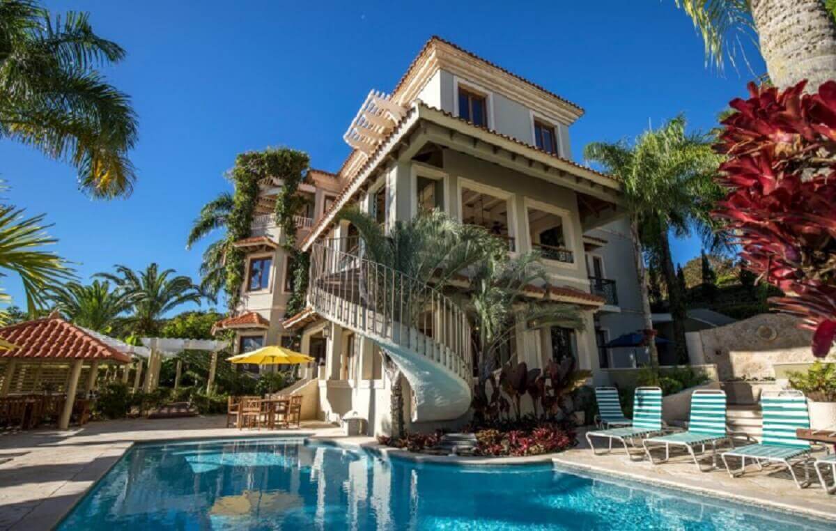 1 modelo de casas de luxo com ampla piscina e jardim Foto TripAdvisor