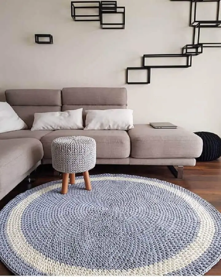 decoração moderna com tapete de crochê redondo para sala cinza Foto Crochê da Neca