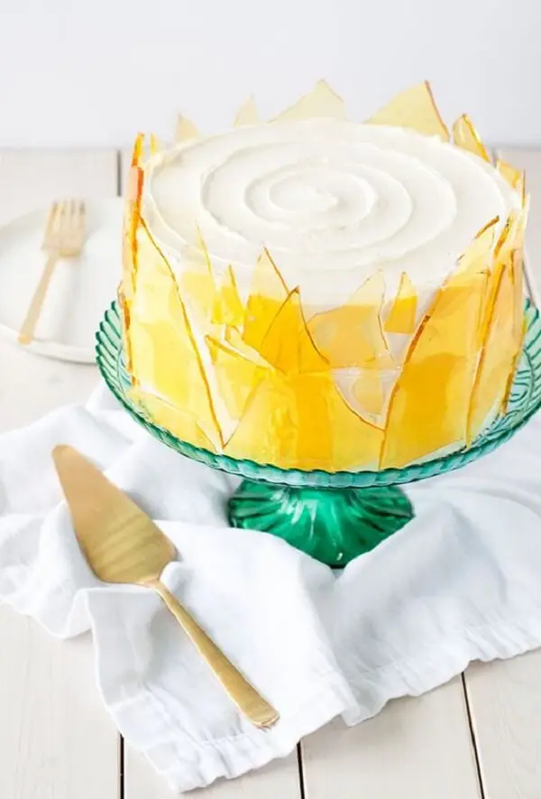 A decoração lateral em amarelo ilumina o bolo de páscoa