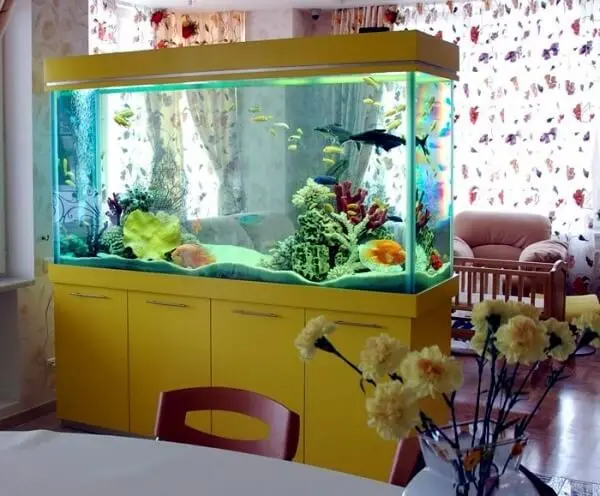 A estrutura do aquário pode ficar embutida sobre um móvel com gavetas