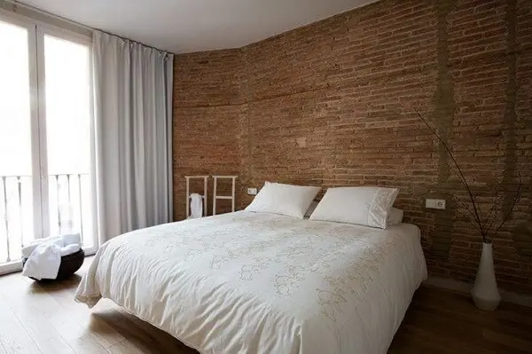 A parede do quarto de casal pode receber um acabamento especial com a presença da cerâmica
