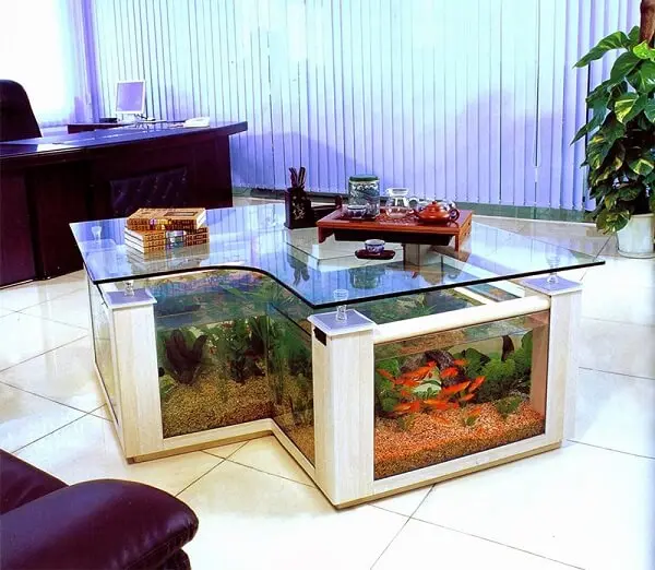Aproveite a profundidade da mesa de centro para incluir diferentes plantas para aquário