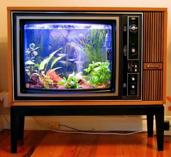Aproveite a estrutura de uma televisão antiga para montar um lindo aquário