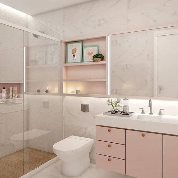 Banheiro rosa com detalhes branco e velas