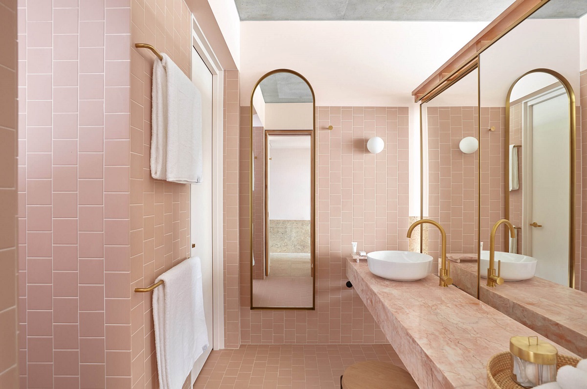 Banheiro rosa com detalhes dourados