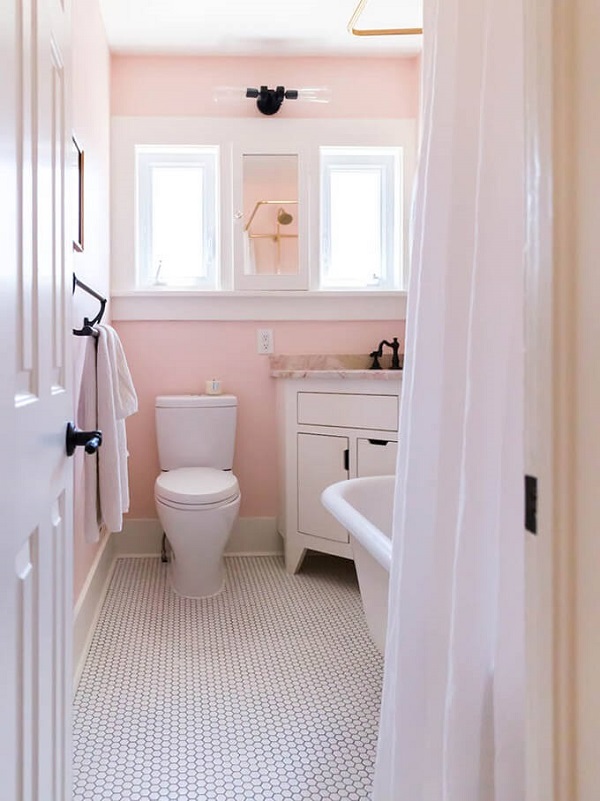 Banheiro rosa claro com detalhes preto 
