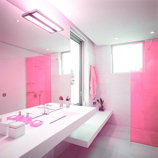 Banheiro rosa com box e detalhes rosa 