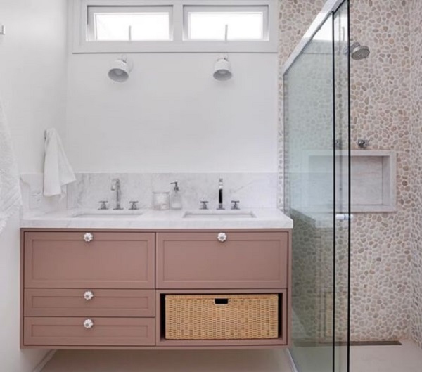 Banheiro rosa com gabinete rosa e revestimento rosa 
