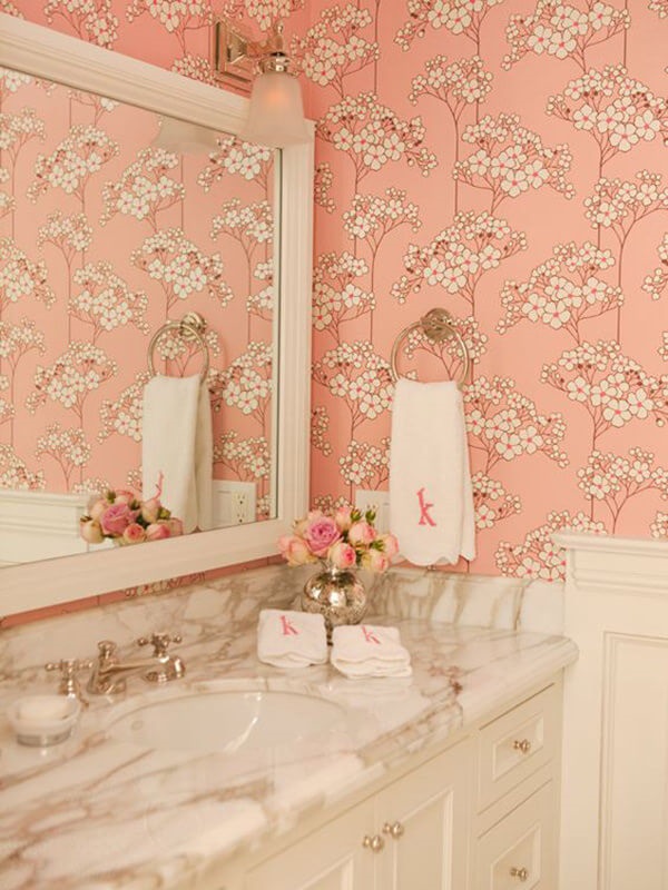 Banheiro rosa com papel de parede florido