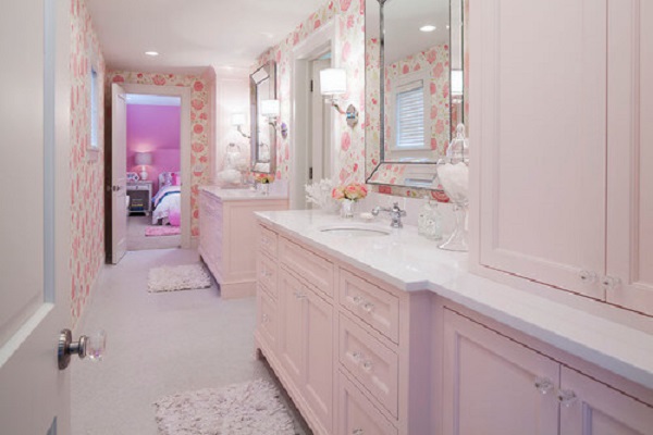 Banheiro rosa com papel de parede