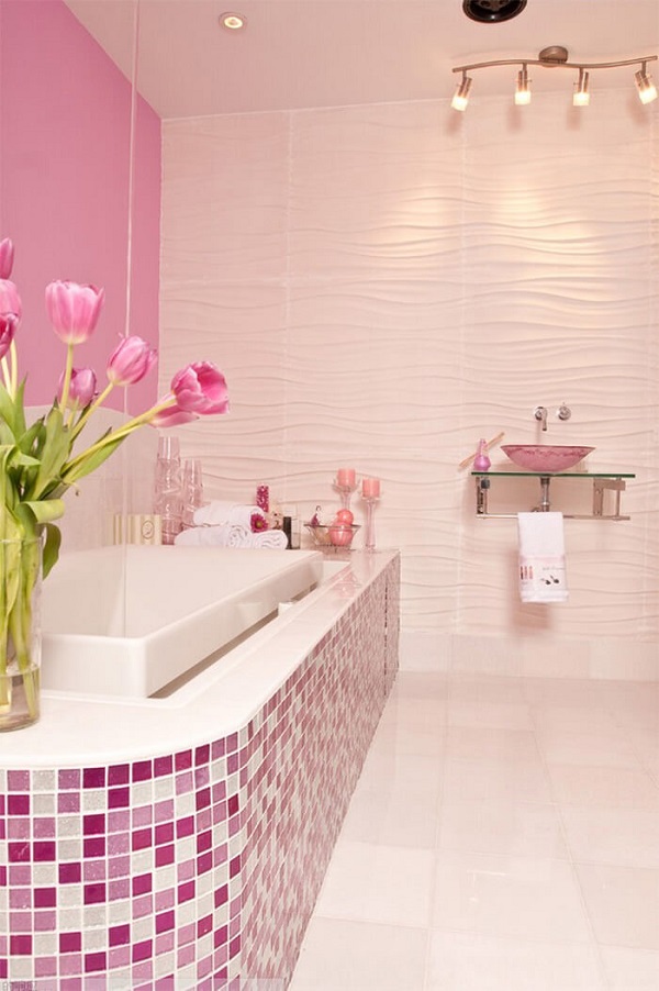 Banheiro rosa com pastilhas em diferentes tons de rosa 