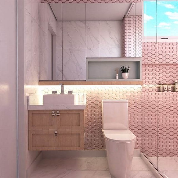 Banheiro rosa com revestimento e espelho planejado 