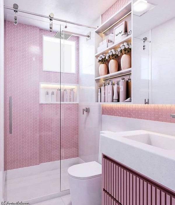 Banheiro rosa com revestimento e vasos