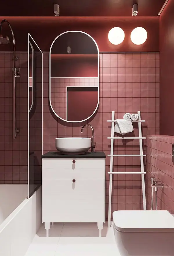 Banheiro rosa com revestimento e móveis branco 