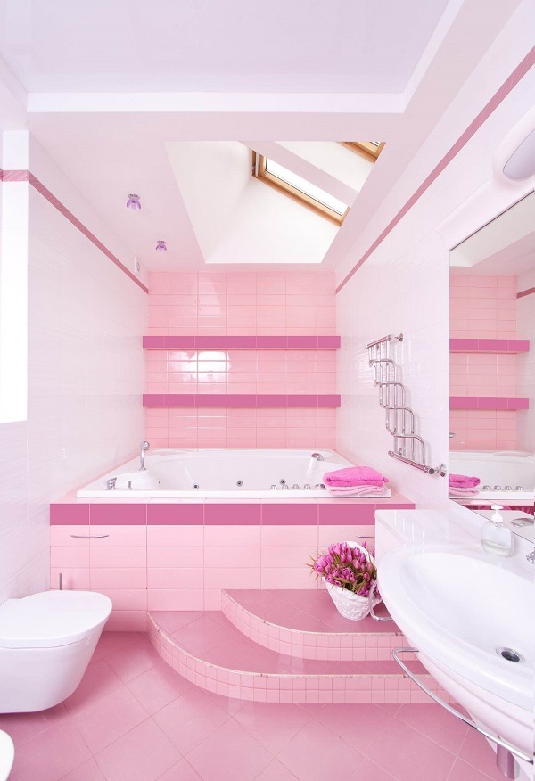 Banheiro rosa de diferentes tons 