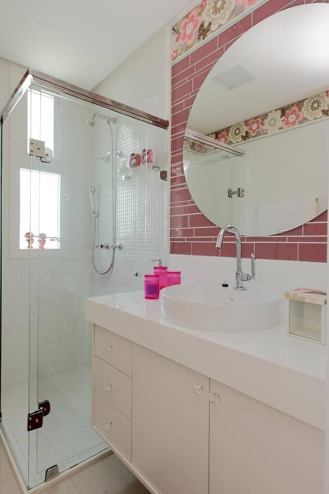 Banheiro rosa e branco 