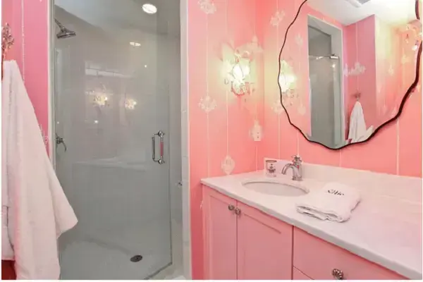Banheiro rosa e branco papel de parede