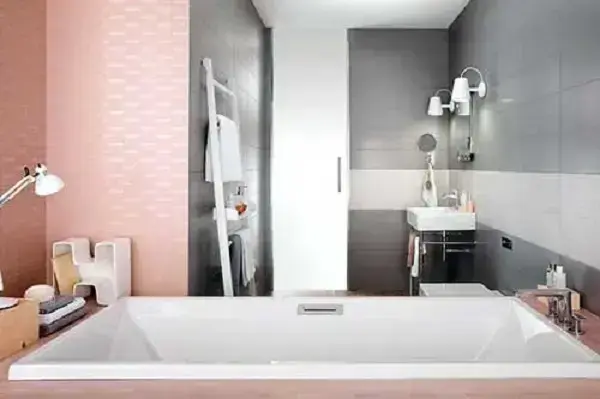 Banheiro rosa e cinza com diferentes revestimentos 