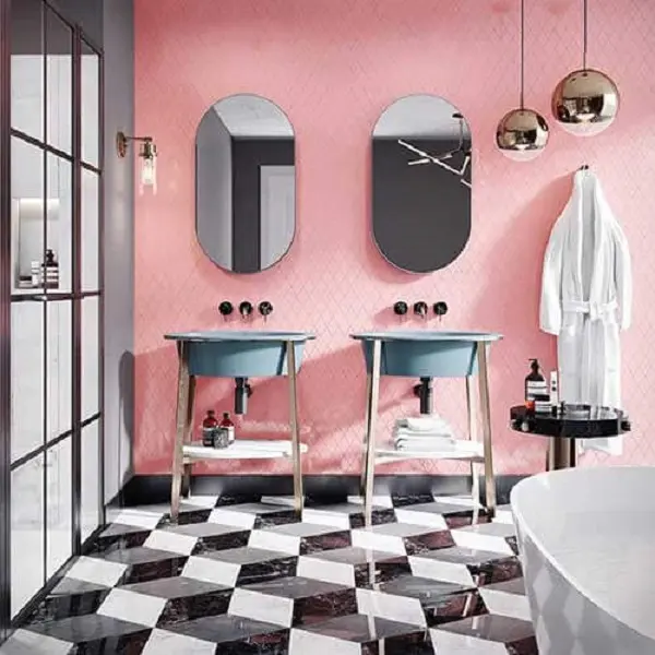 Banheiro rosa e cinza cuba cinza e apoio de madeira 