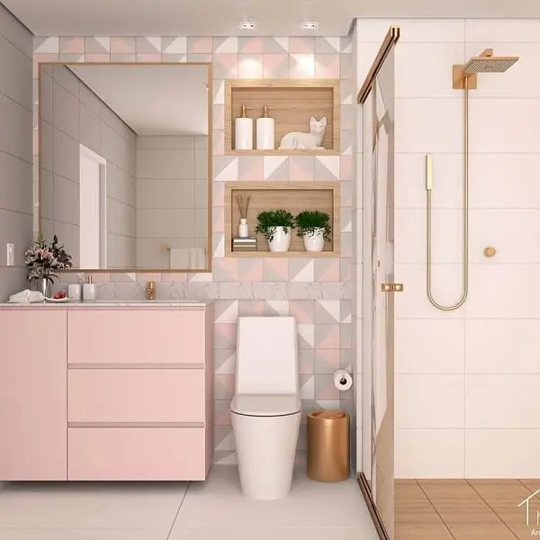 Banheiro rosa e dourado com itens de decoração