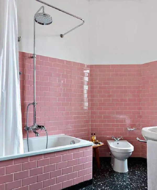 Banheiro rosa revestimento piso preto 