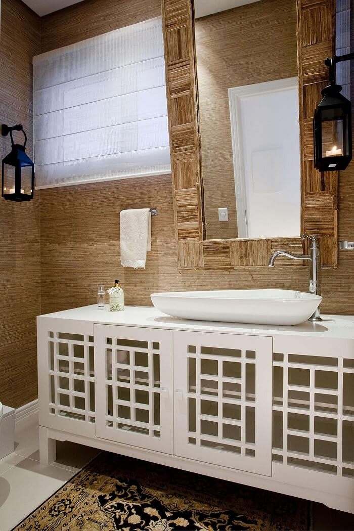 Banheiros decorados: bancada branca e espelho com moldura