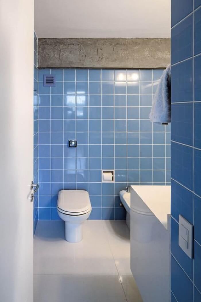 Banheiros decorados: parede com revestimento azul