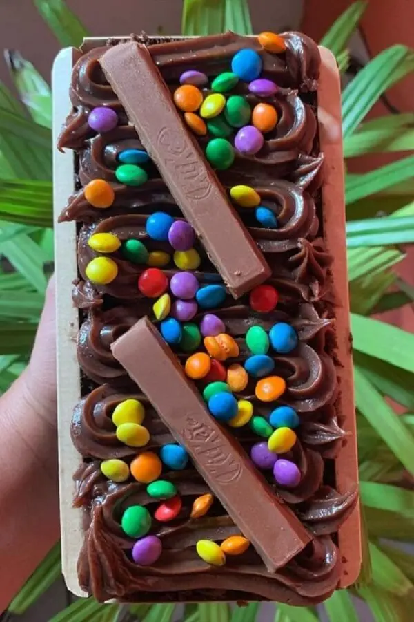 Bolo de páscoa de chocolate com confetes coloridos