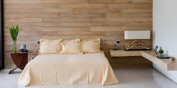 Cabeceira da cama com cerâmica de madeira