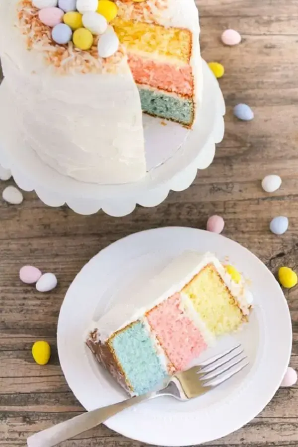 Camadas coloridas deixam o bolo de páscoa ainda mais especial