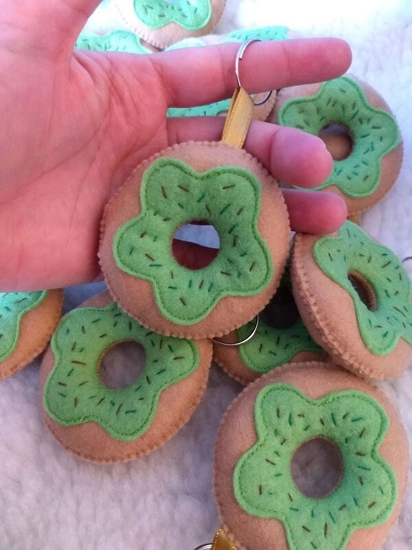 Chaveiro de feltro em formato de donuts com cobertura verde