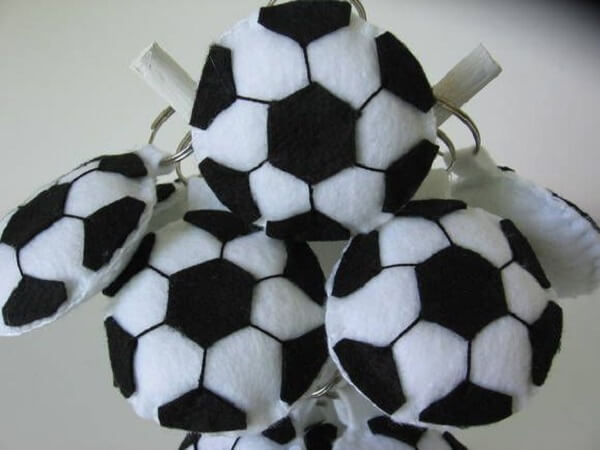  Chaveiro de feltro em formato de bola de futebol