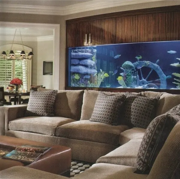 Complemente a decoração da sala de estar com um lindo aquário